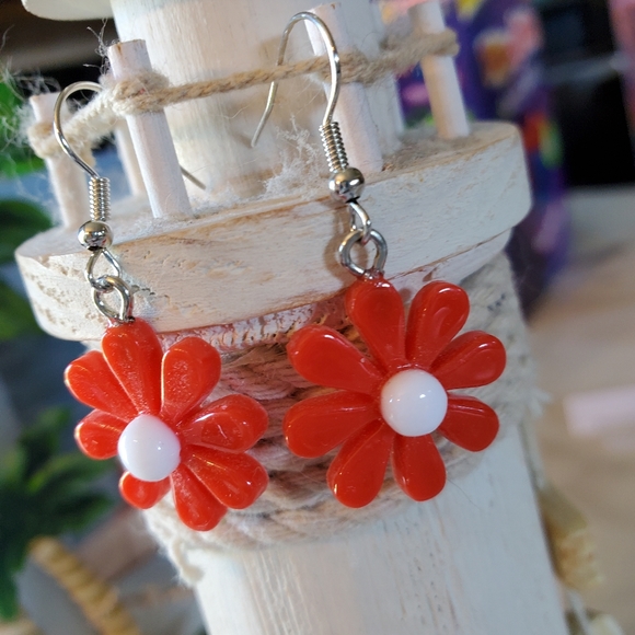 Red Daisy Flower Earrings - Picture 1 of 6